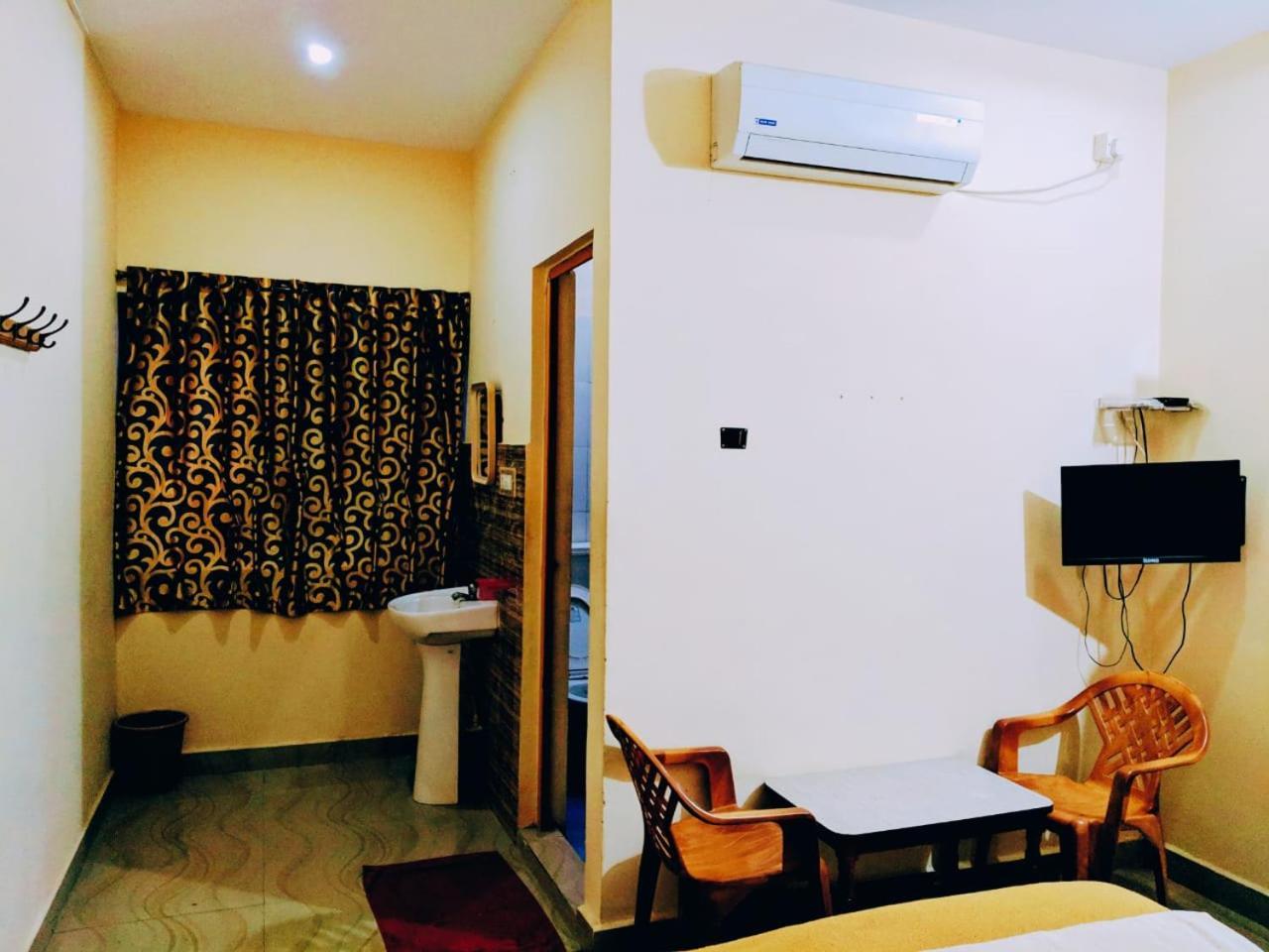 Hotel Varsha האמפי מראה חיצוני תמונה