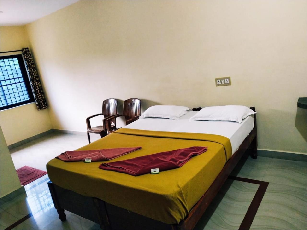Hotel Varsha האמפי מראה חיצוני תמונה