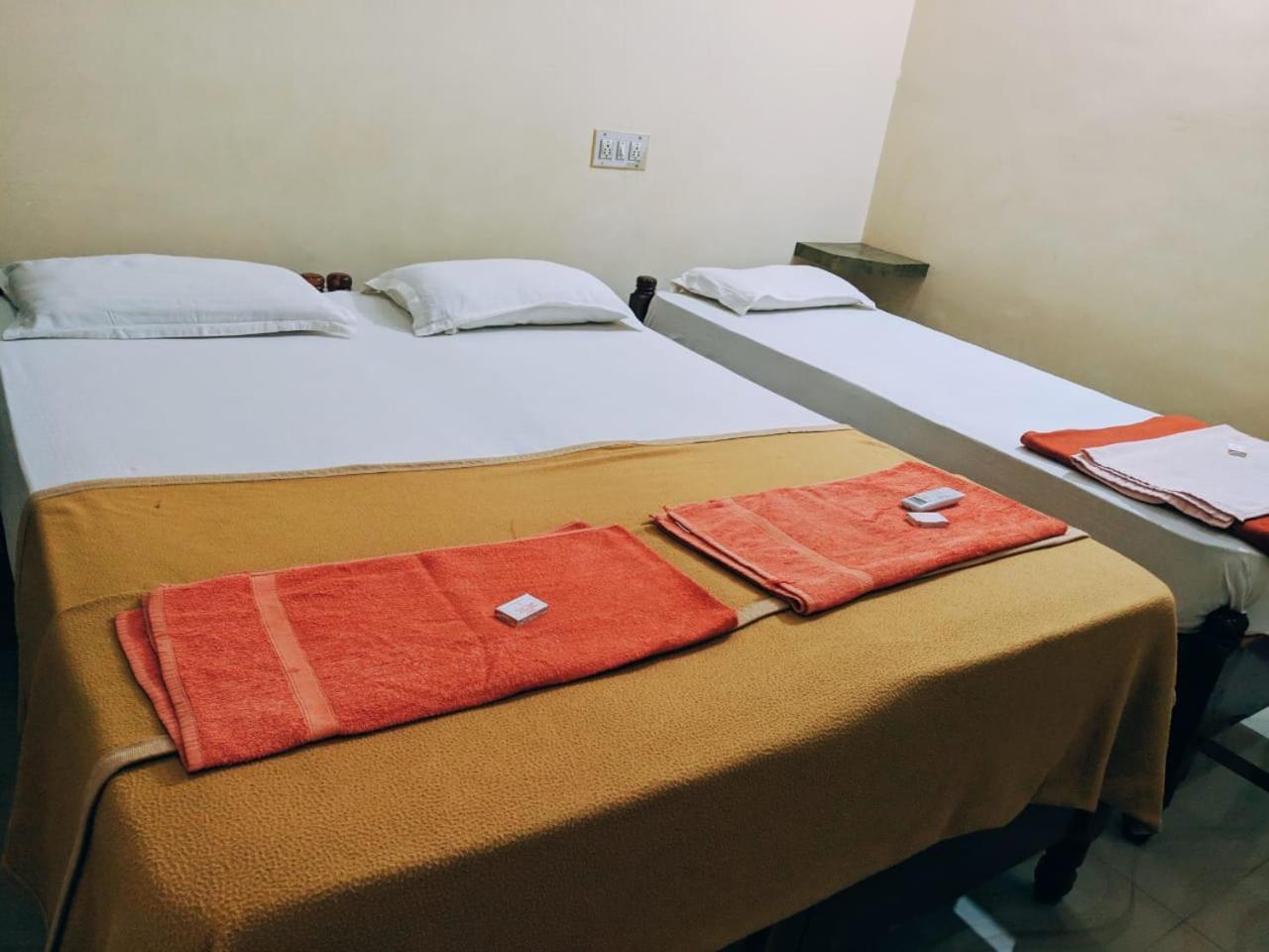 Hotel Varsha האמפי מראה חיצוני תמונה