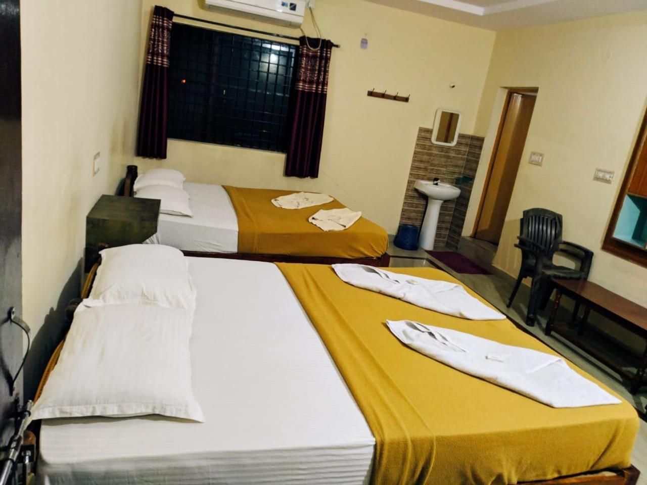 Hotel Varsha האמפי מראה חיצוני תמונה