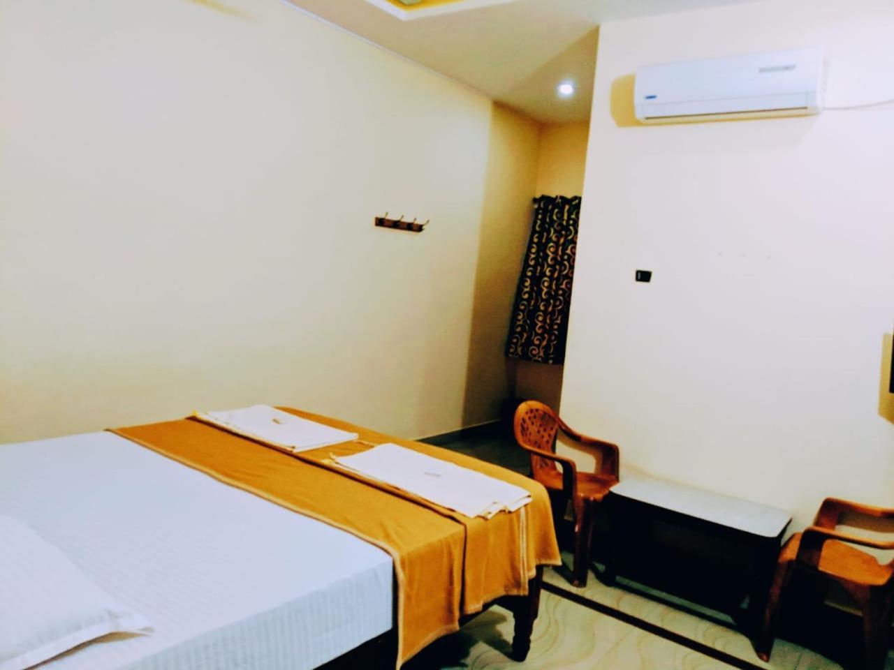 Hotel Varsha האמפי מראה חיצוני תמונה