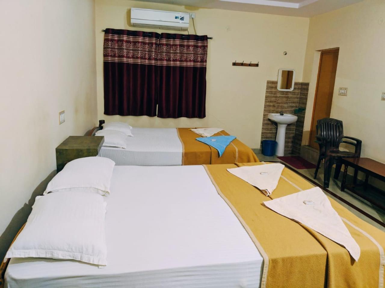 Hotel Varsha האמפי מראה חיצוני תמונה