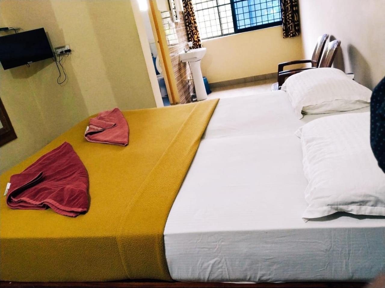 Hotel Varsha האמפי מראה חיצוני תמונה