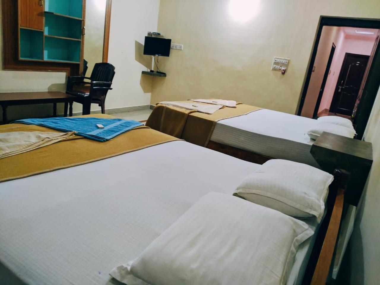 Hotel Varsha האמפי מראה חיצוני תמונה