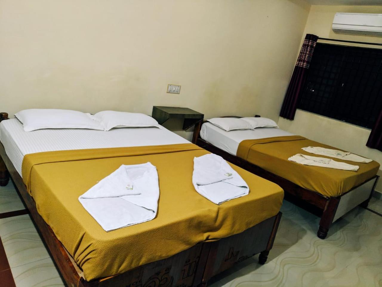 Hotel Varsha האמפי מראה חיצוני תמונה