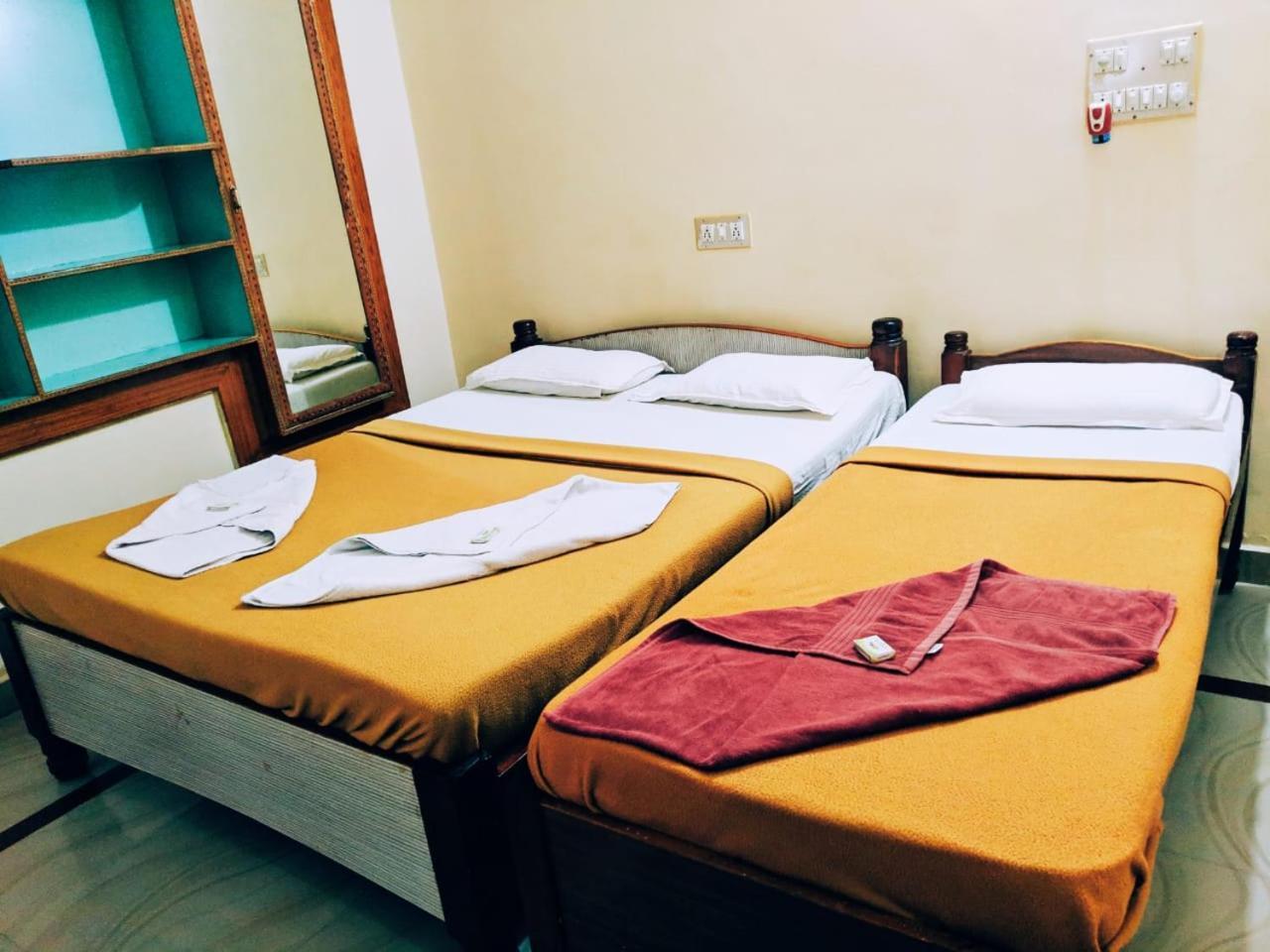 Hotel Varsha האמפי מראה חיצוני תמונה