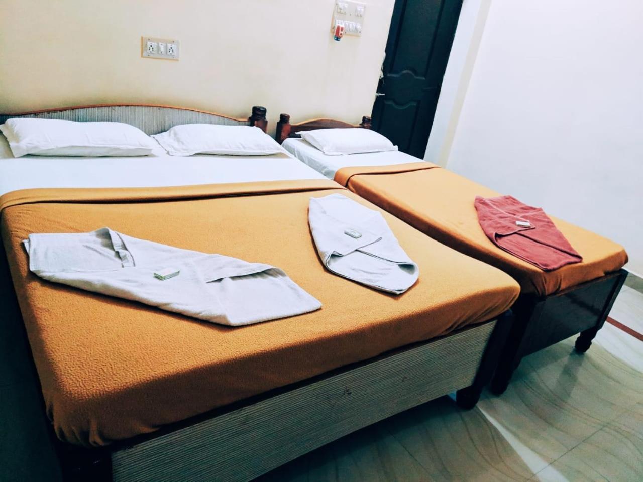 Hotel Varsha האמפי מראה חיצוני תמונה