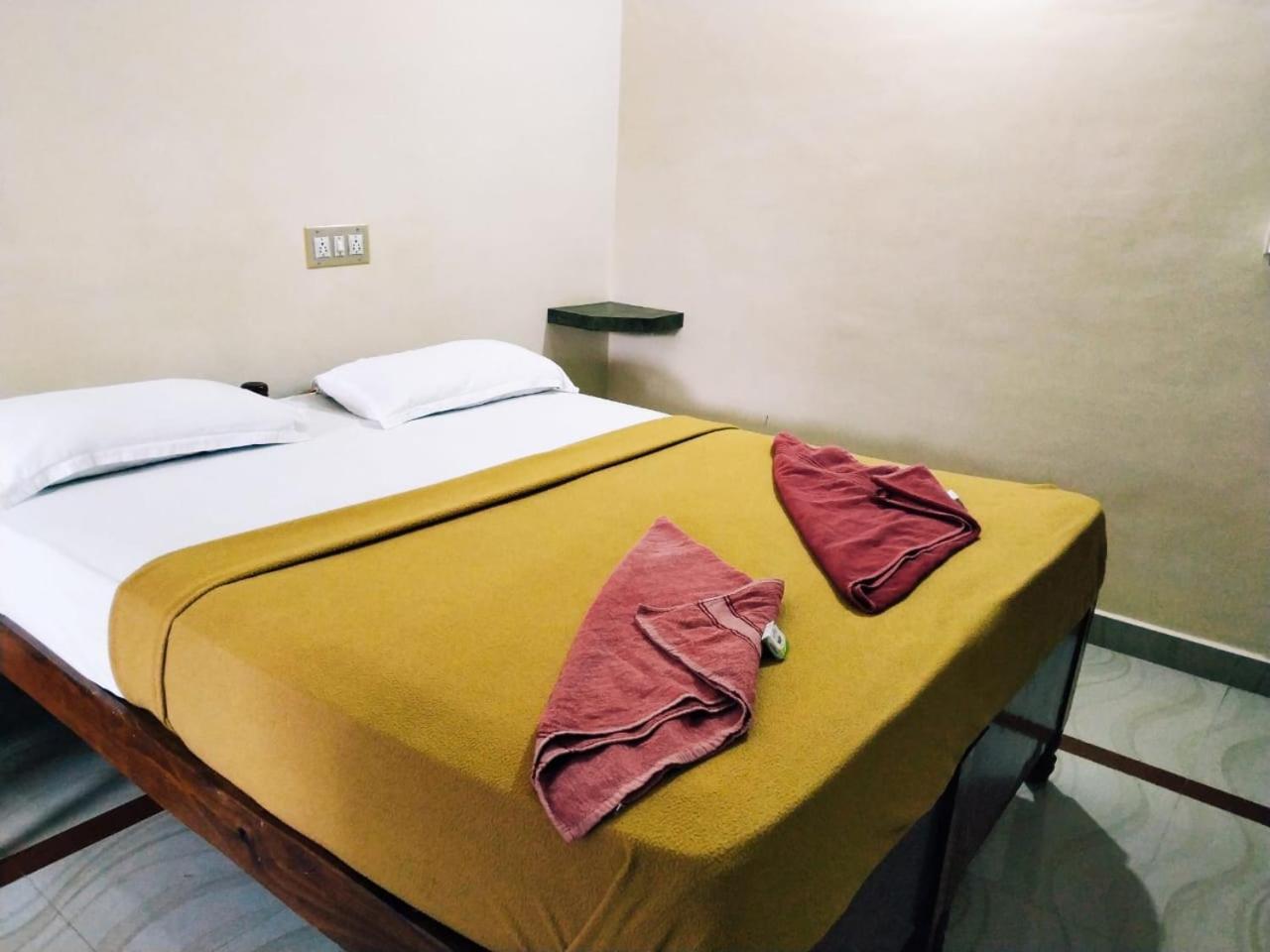 Hotel Varsha האמפי מראה חיצוני תמונה