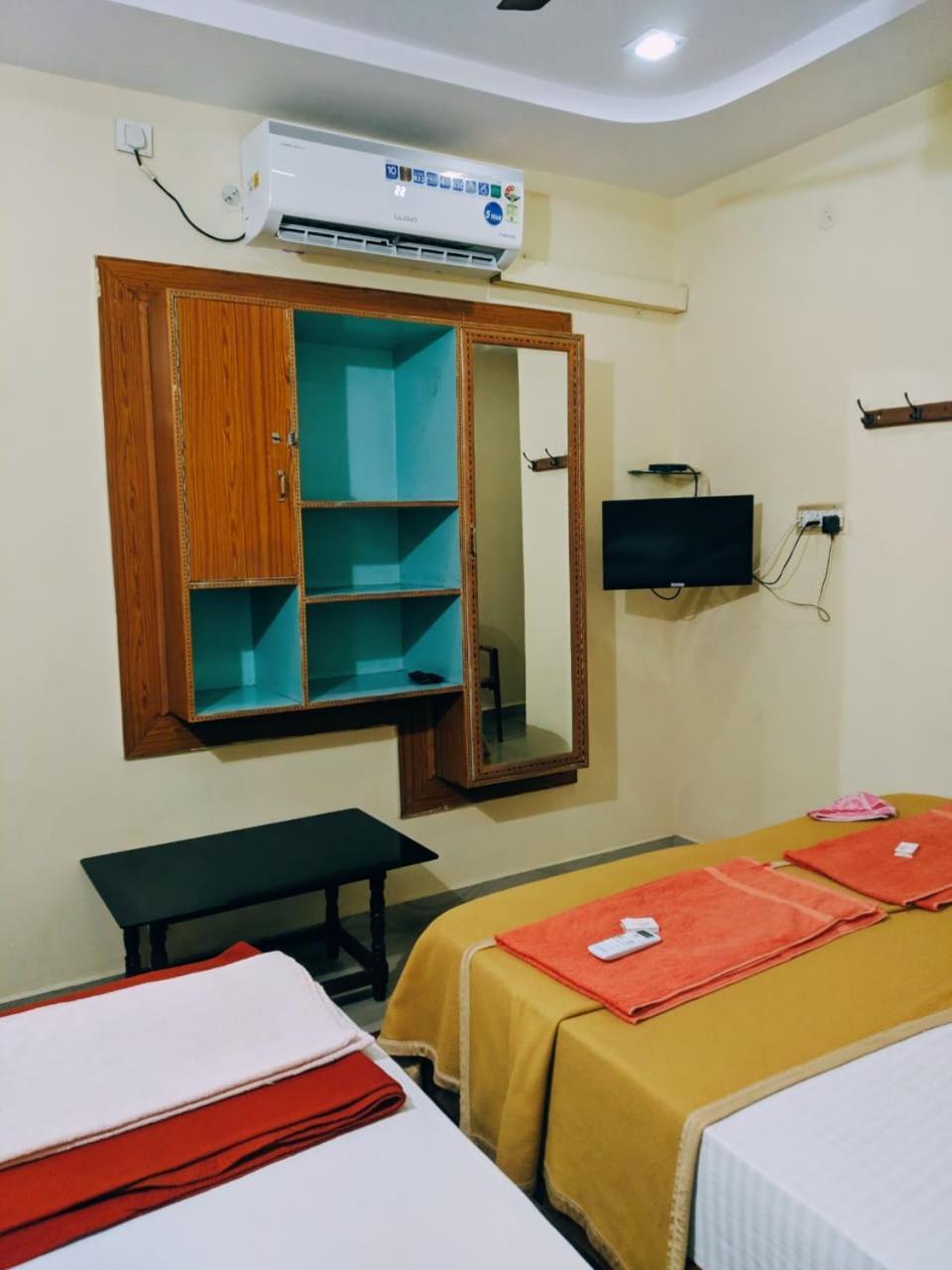 Hotel Varsha האמפי מראה חיצוני תמונה