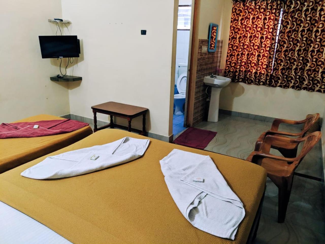 Hotel Varsha האמפי מראה חיצוני תמונה