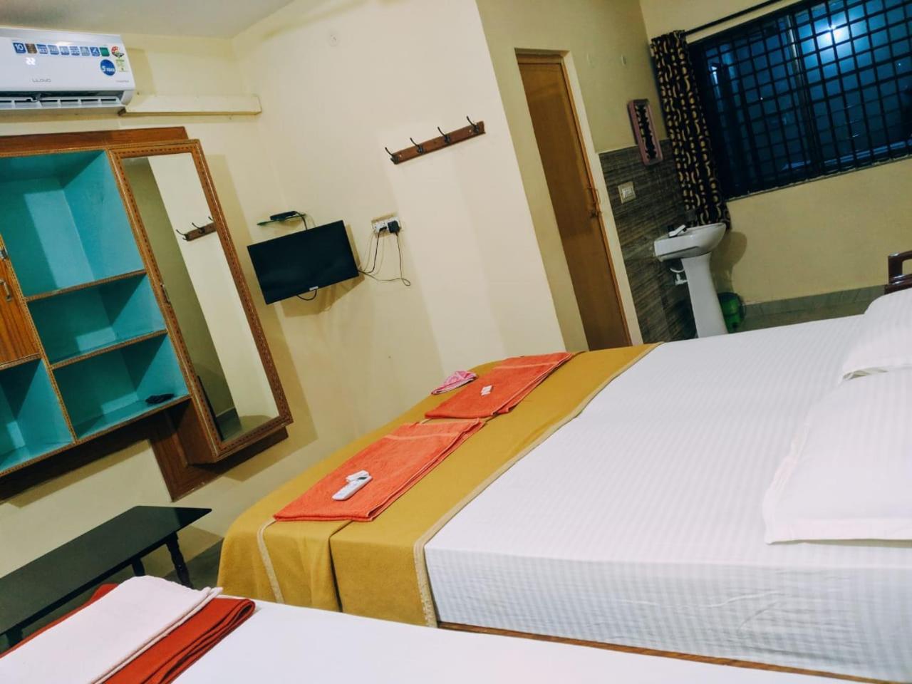 Hotel Varsha האמפי מראה חיצוני תמונה