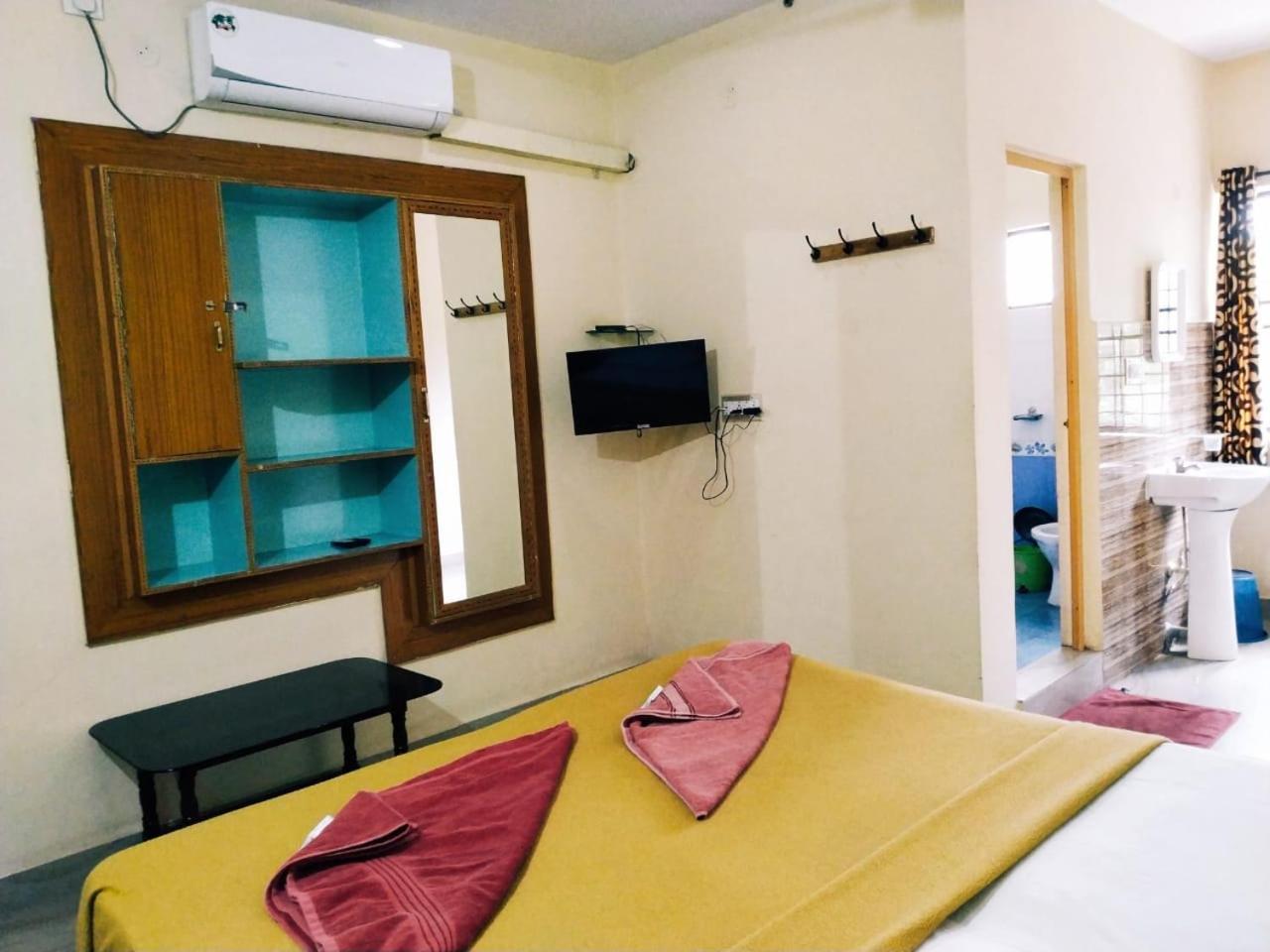 Hotel Varsha האמפי מראה חיצוני תמונה