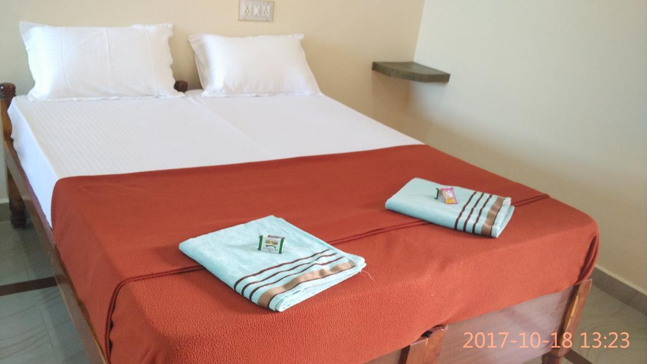 Hotel Varsha האמפי מראה חיצוני תמונה