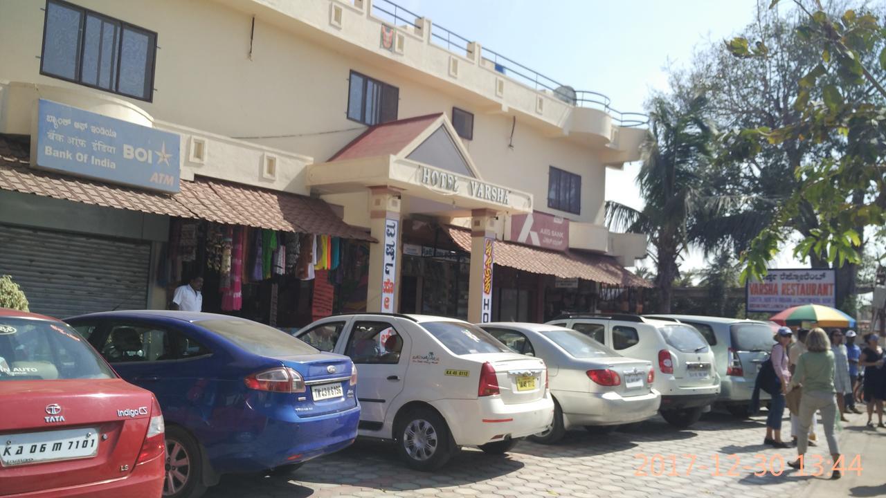 Hotel Varsha האמפי מראה חיצוני תמונה