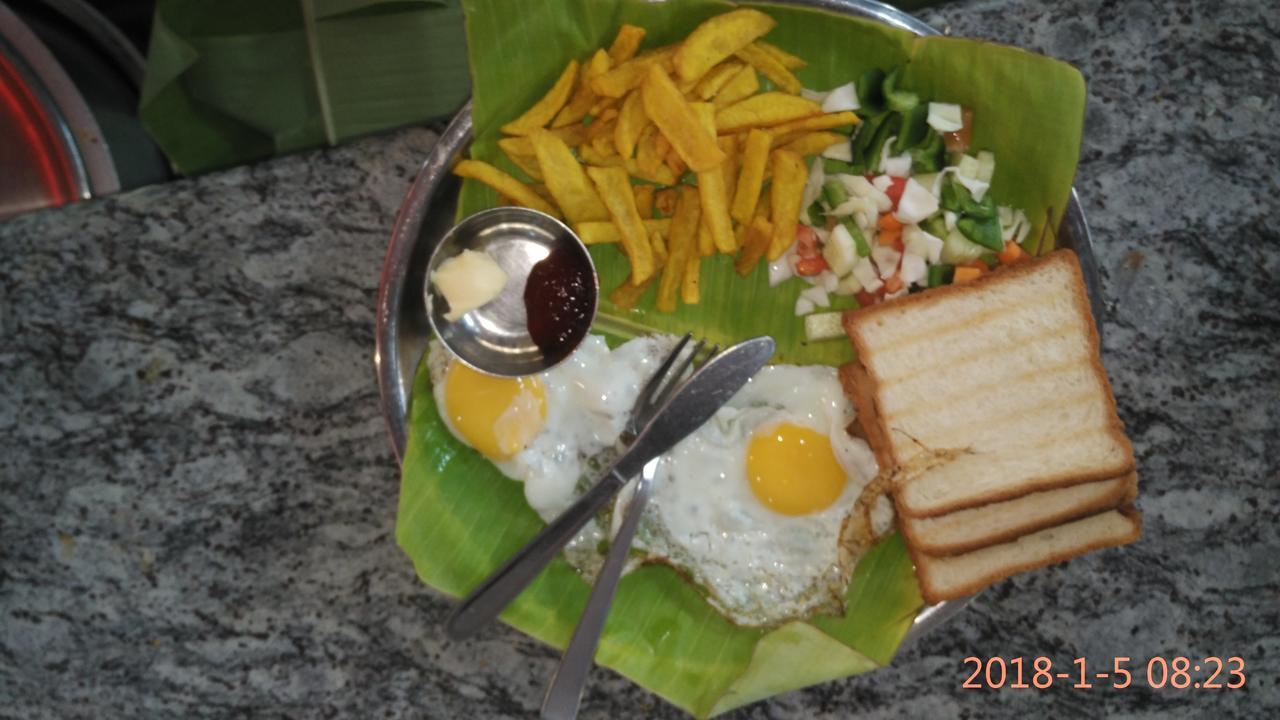 Hotel Varsha האמפי מראה חיצוני תמונה