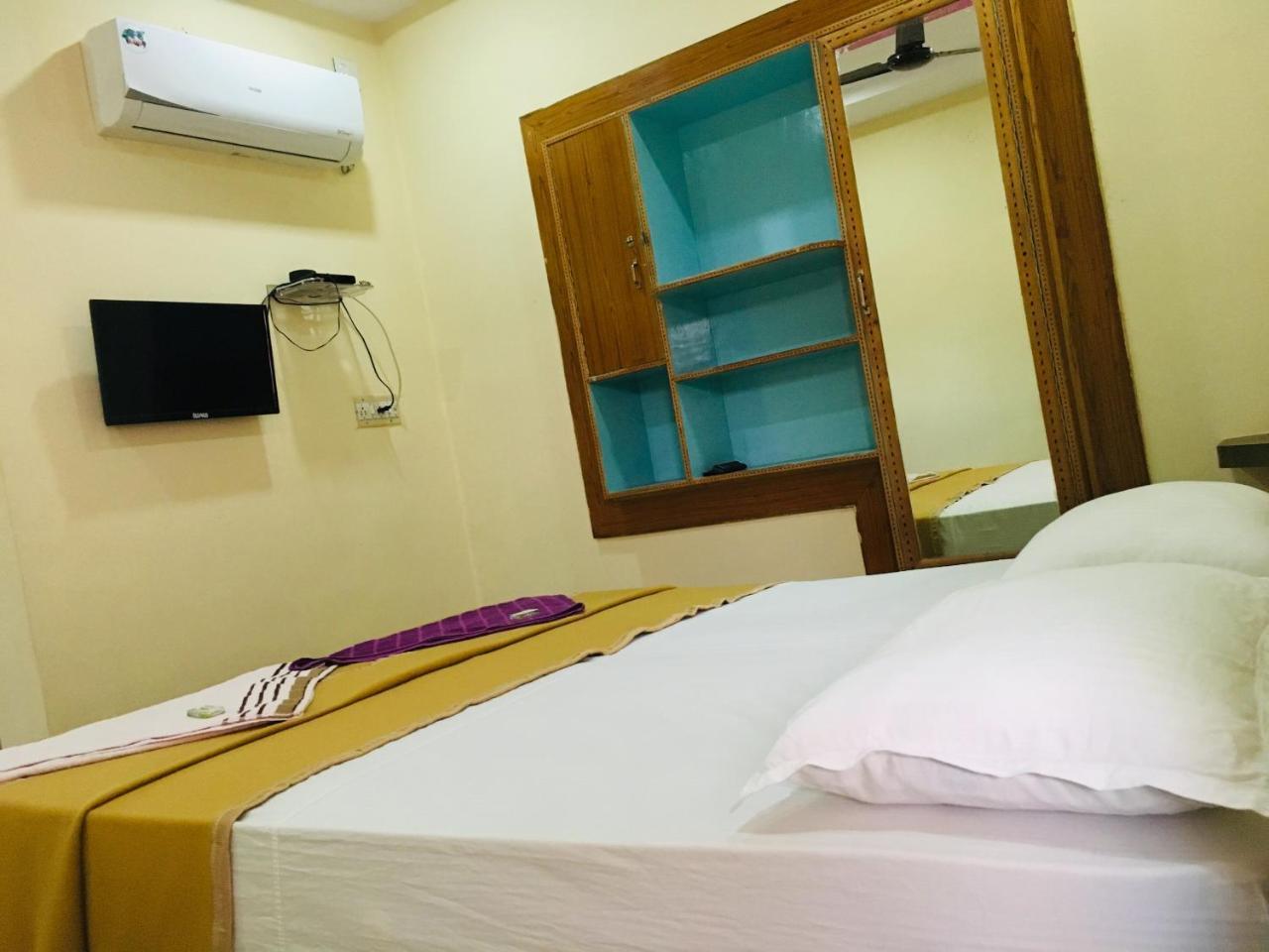 Hotel Varsha האמפי מראה חיצוני תמונה