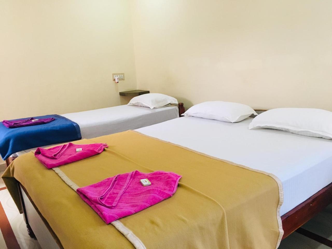 Hotel Varsha האמפי מראה חיצוני תמונה