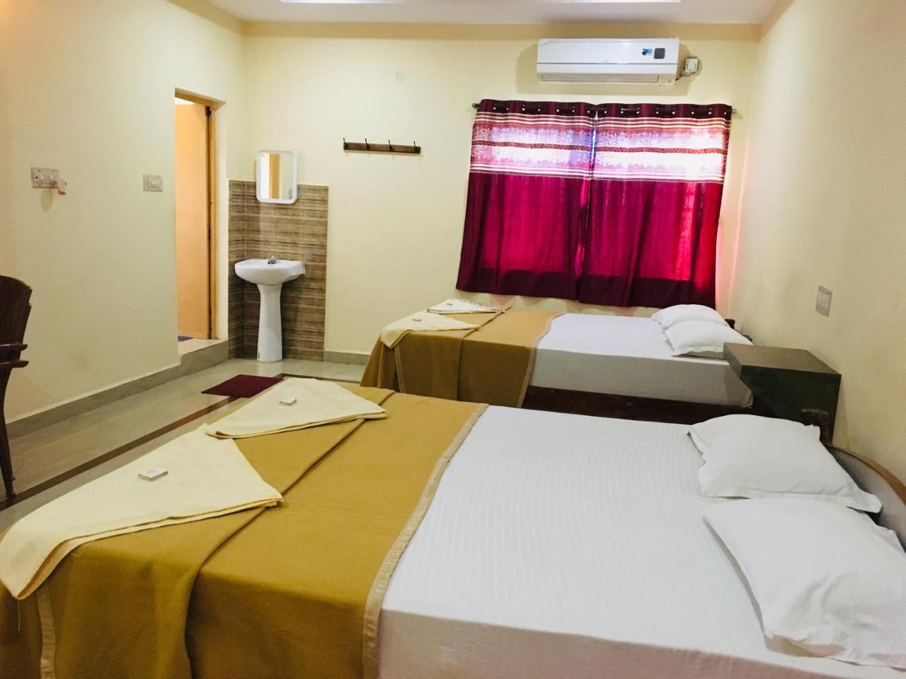 Hotel Varsha האמפי מראה חיצוני תמונה