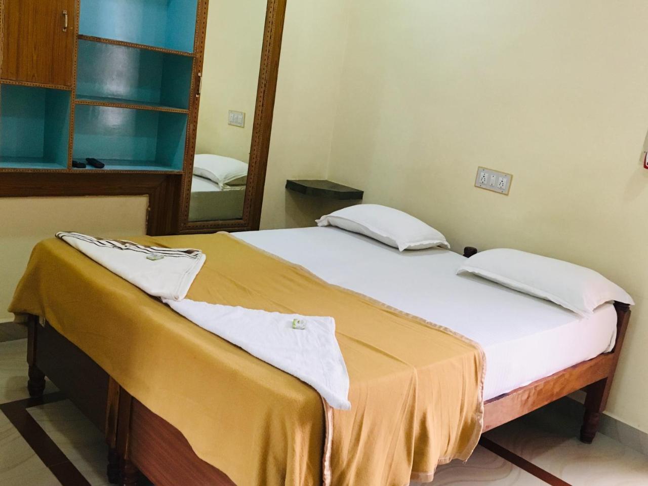 Hotel Varsha האמפי מראה חיצוני תמונה