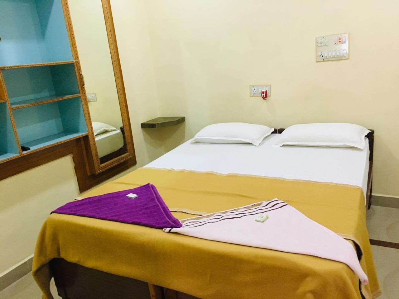 Hotel Varsha האמפי מראה חיצוני תמונה