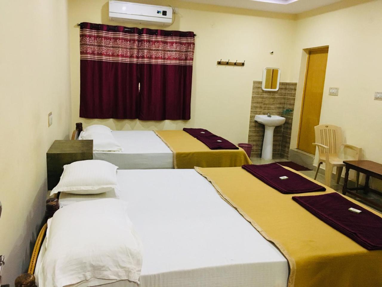 Hotel Varsha האמפי מראה חיצוני תמונה