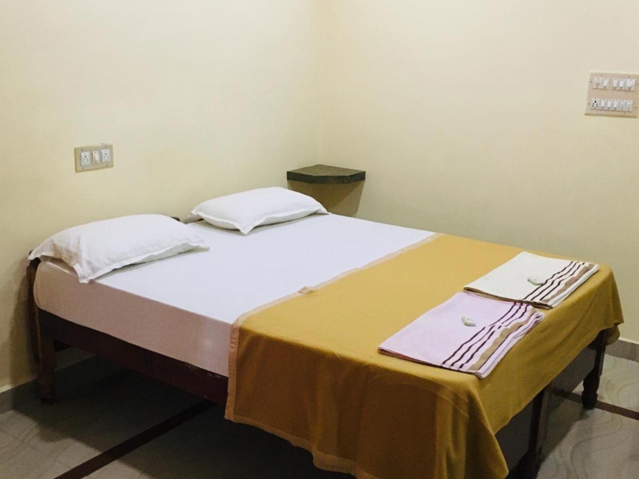 Hotel Varsha האמפי מראה חיצוני תמונה