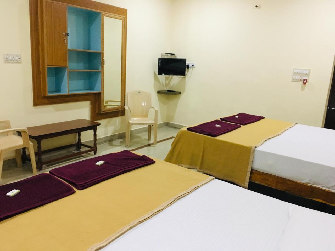 Hotel Varsha האמפי מראה חיצוני תמונה