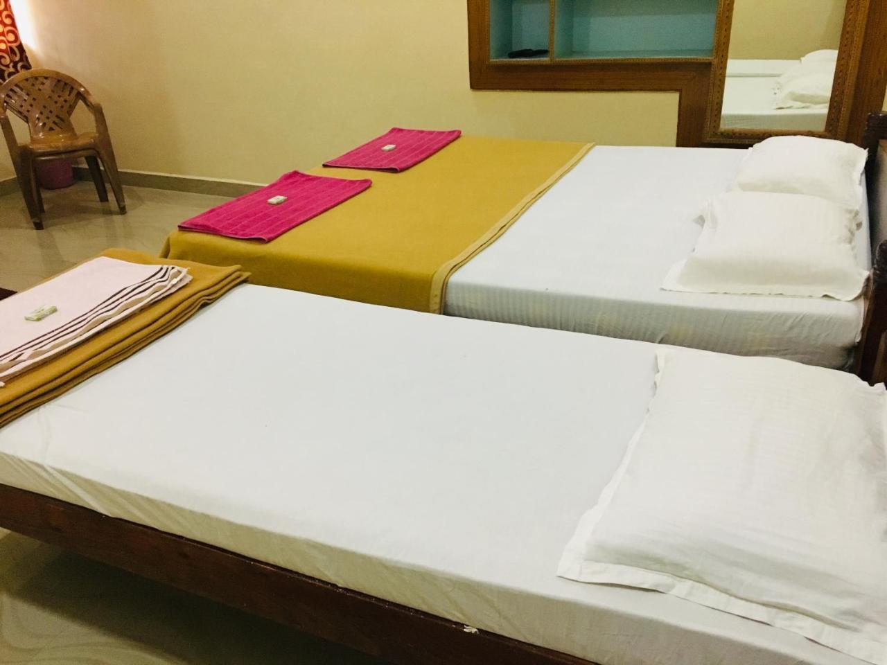 Hotel Varsha האמפי מראה חיצוני תמונה