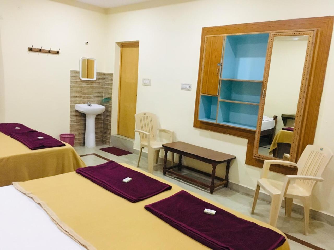 Hotel Varsha האמפי מראה חיצוני תמונה