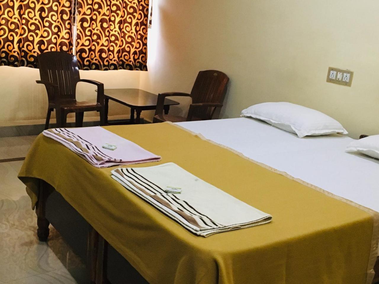 Hotel Varsha האמפי מראה חיצוני תמונה