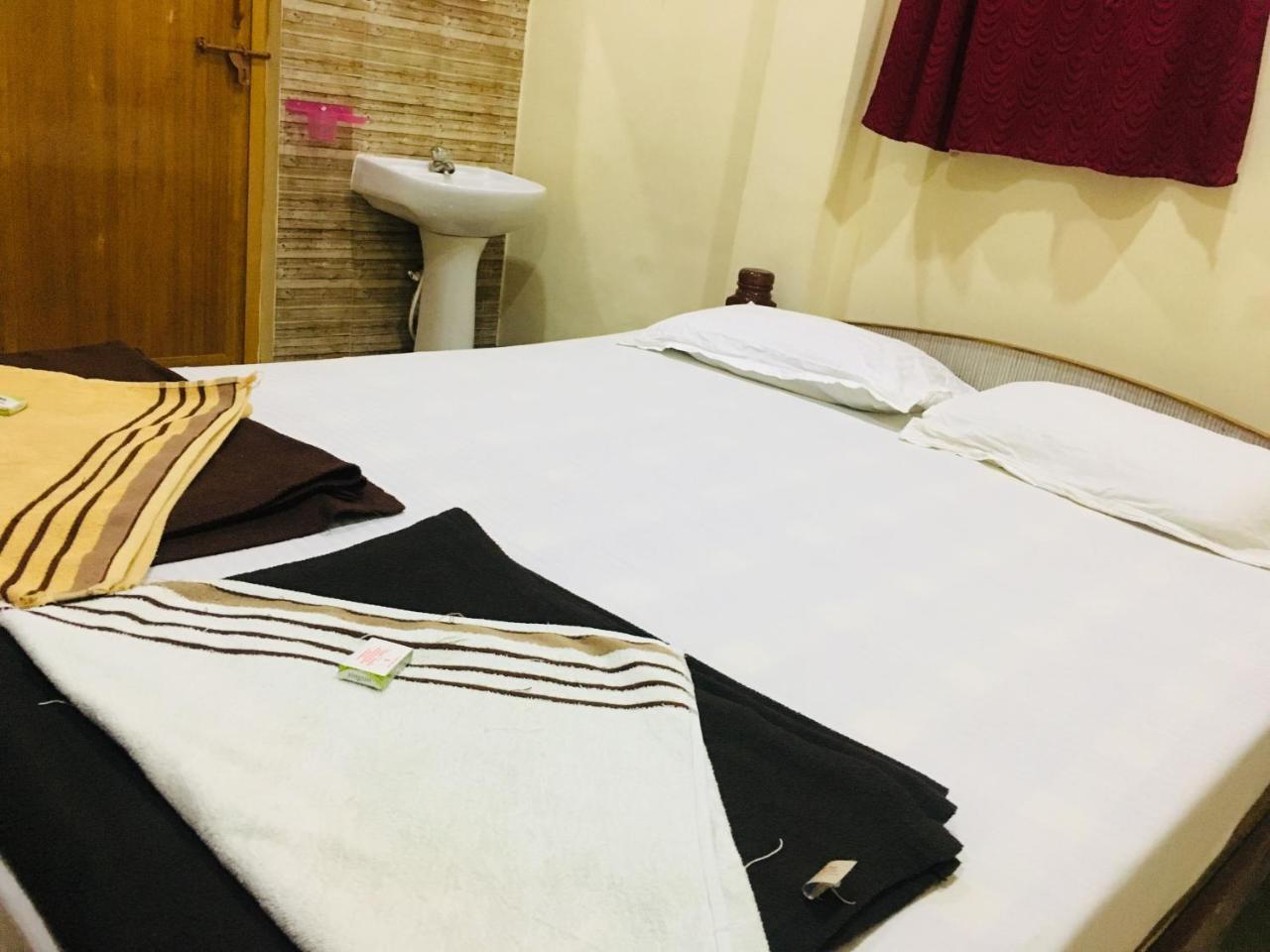 Hotel Varsha האמפי מראה חיצוני תמונה