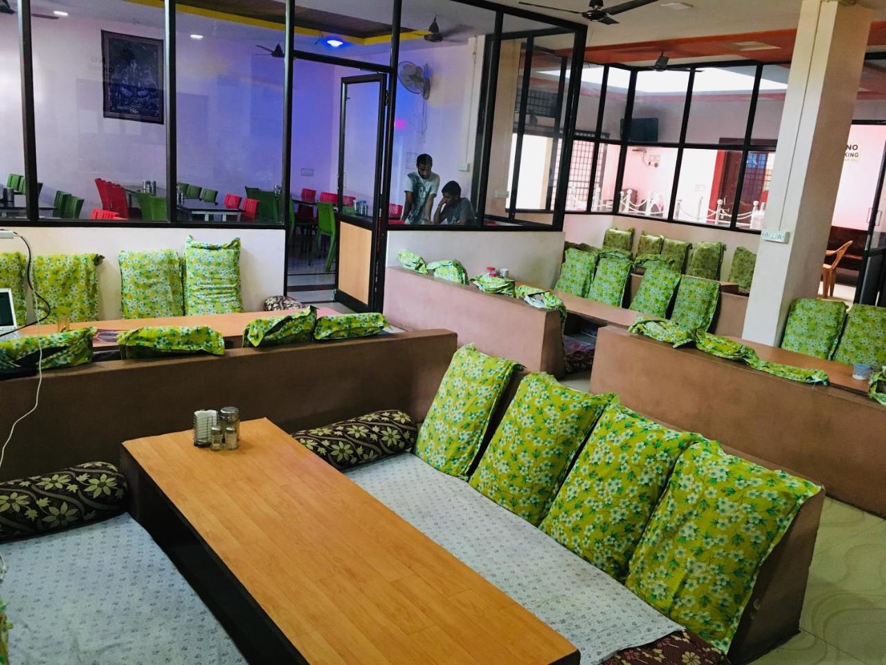 Hotel Varsha האמפי מראה חיצוני תמונה